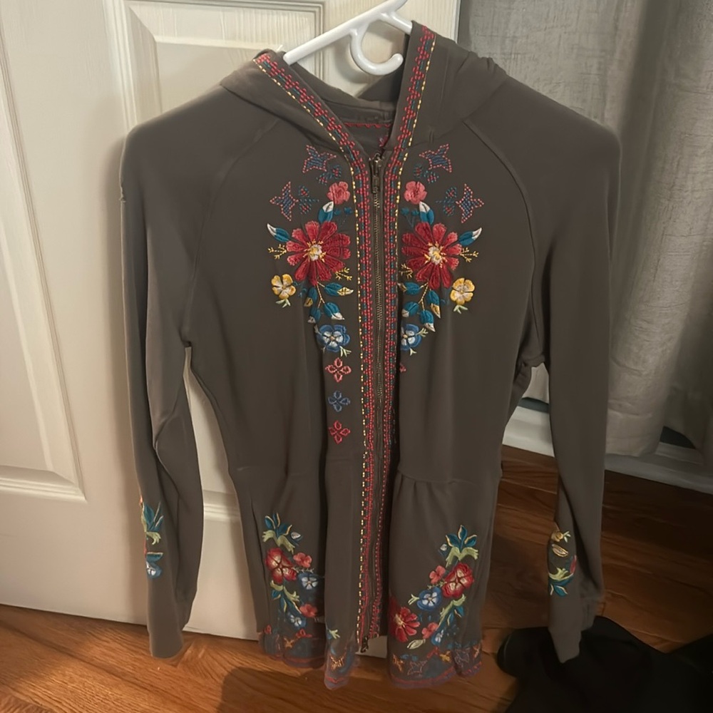 Beautiful sweatshirt, pockets, small hole on sleeve